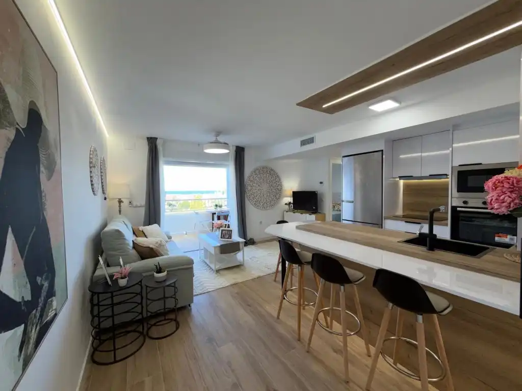 Sala d'estar de Apartament en venda en Torrevieja amb Aire condicionat, Jardí privat i Piscina