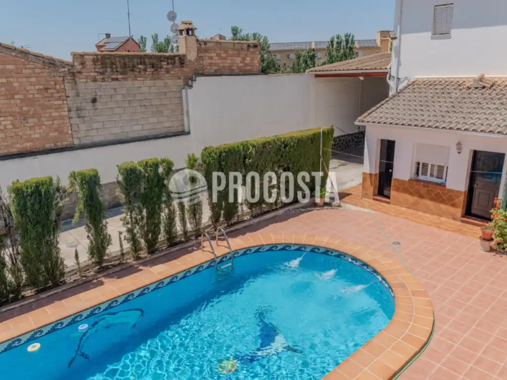 Piscina de Casa o xalet en venda en Fuente Vaqueros amb Aire condicionat, Jardí privat i Terrassa