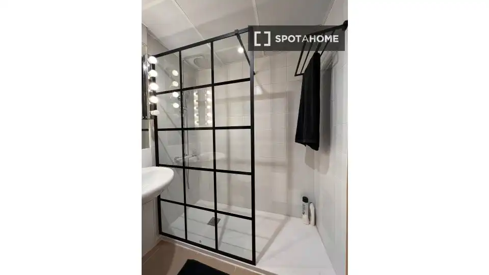 Baño de Piso de alquiler en Madrid con Aire acondicionado, Calefacción y Amueblado