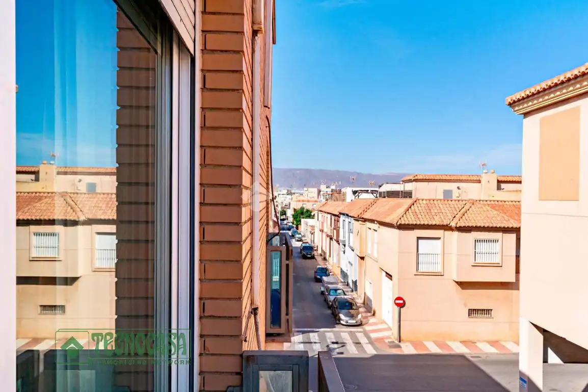 Vista exterior de Pis en venda en Roquetas de Mar amb Aire condicionat i Balcó