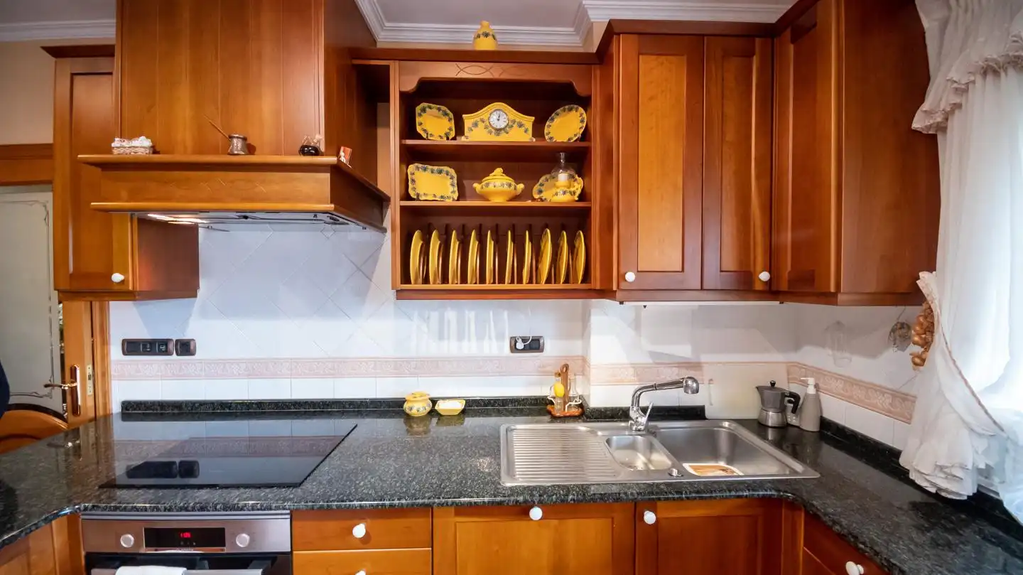 Cuina de Casa o xalet en venda en Culleredo amb Jardí privat, Terrassa i Traster