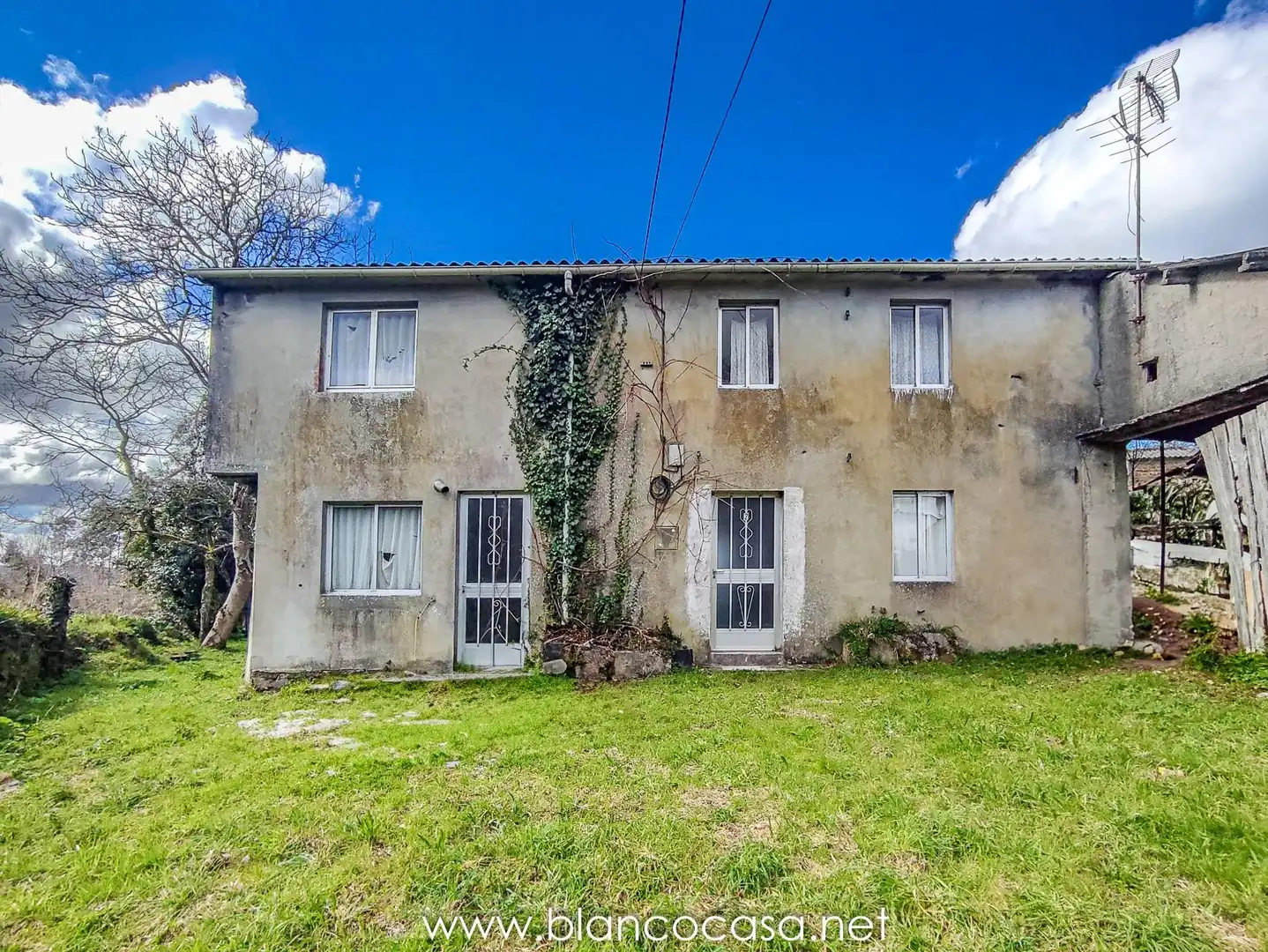 Vista exterior de Casa o xalet en venda en Carballo amb Calefacció, Jardí privat i Traster