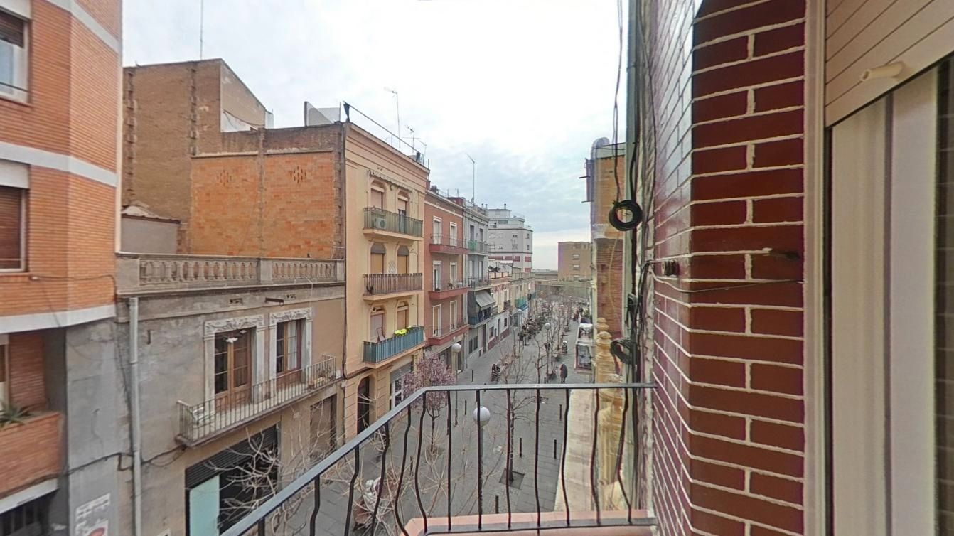 Exterior view of Flat for sale in L'Hospitalet de Llobregat  with Parquet flooring and Balcony