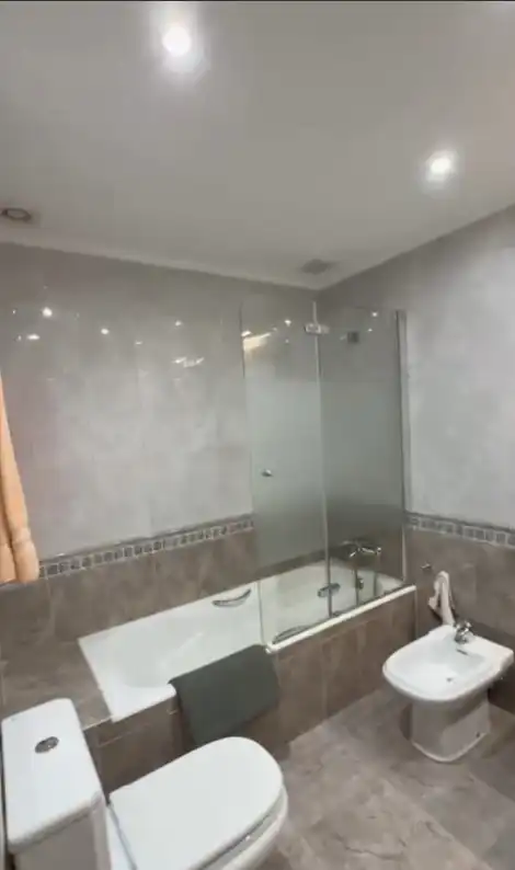 Baño de Casa adosada en venta en Alonsotegi con Calefacción, Jardín privado y Trastero