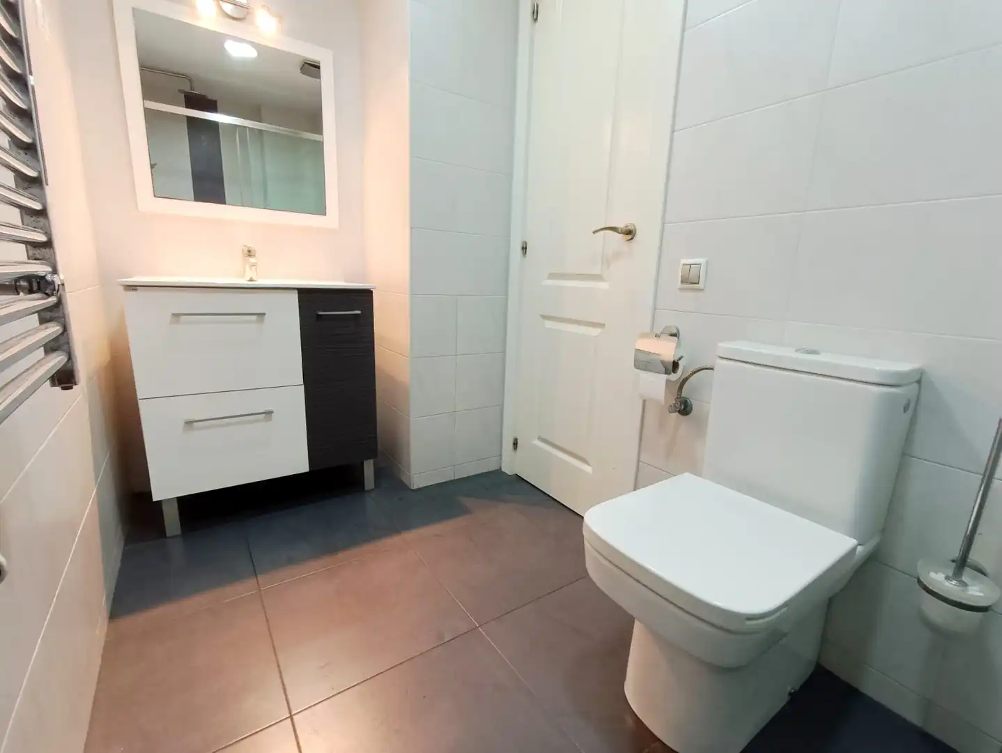 Badezimmer von Erdgeschoss zum Verkauf in Badalona mit Heizung, Parkett und Balkon