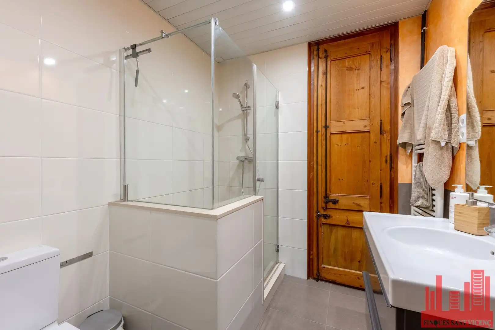 Baño de Casa o chalet en venta en Sant Vicenç Dels Horts con Aire acondicionado, Calefacción y Jardín privado