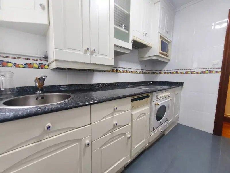 Cocina de Piso en venta en Santander con Calefacción, Jardín privado y Parquet