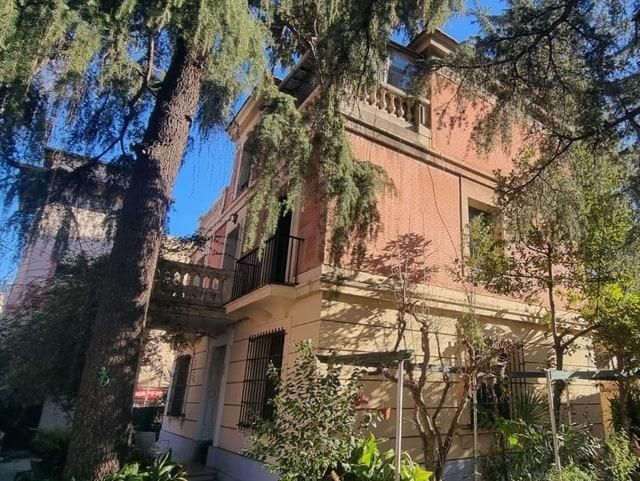 Exterior view of House or chalet for sale in  Madrid Capital  with Heating, Private garden and Terrace