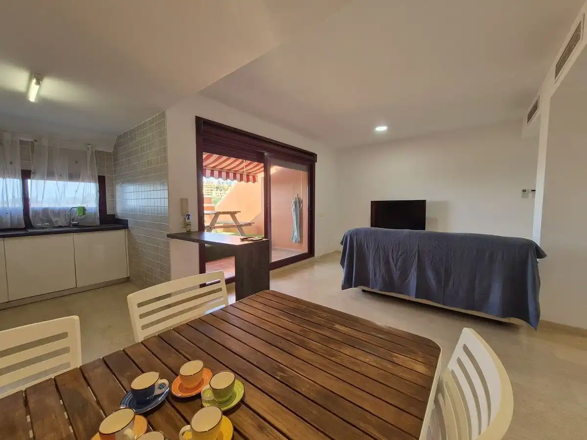 Schlafzimmer von Dachboden zum Verkauf in Manilva mit Klimaanlage, Heizung und Terrasse