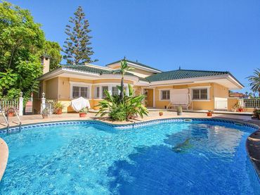 Villa con piscina in vendita a Calle salvador de madariaga