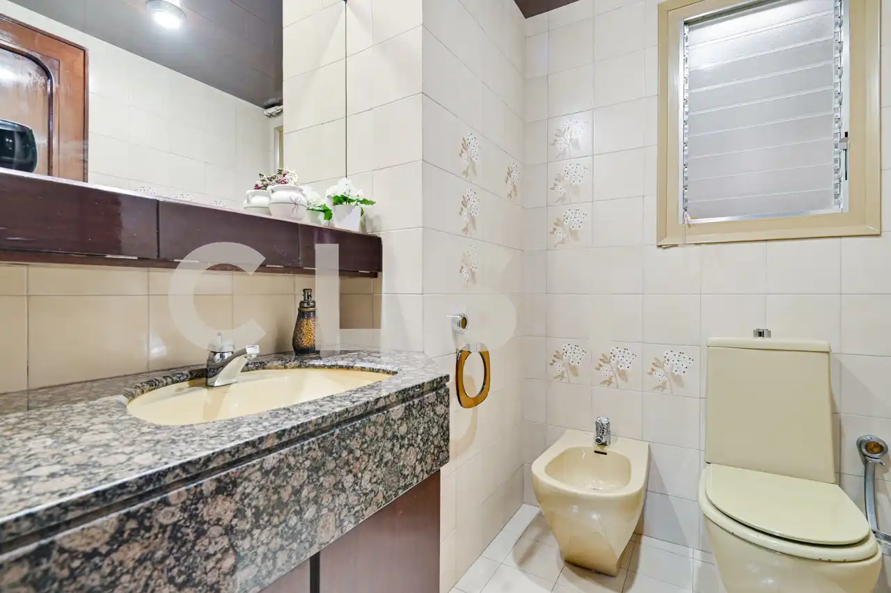 Bany de Casa o xalet en venda en Sant Just Desvern amb Aire condicionat, Calefacció i Jardí privat