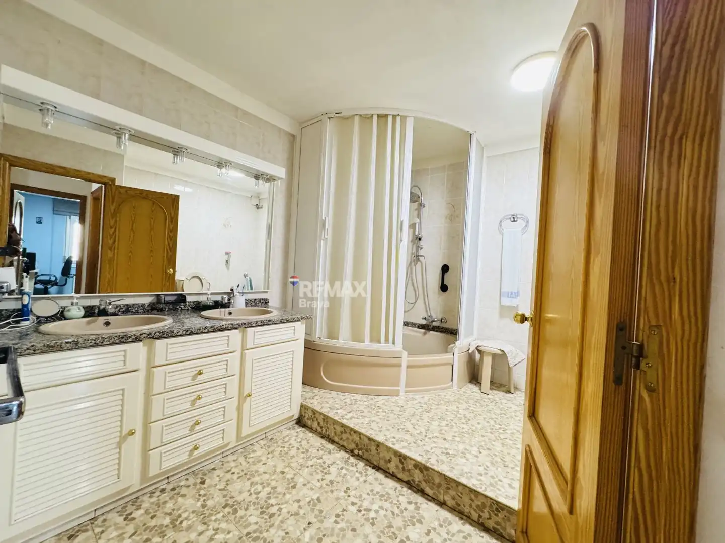 Bany de Casa o xalet en venda en Amer amb Jardí privat, Terrassa i Traster