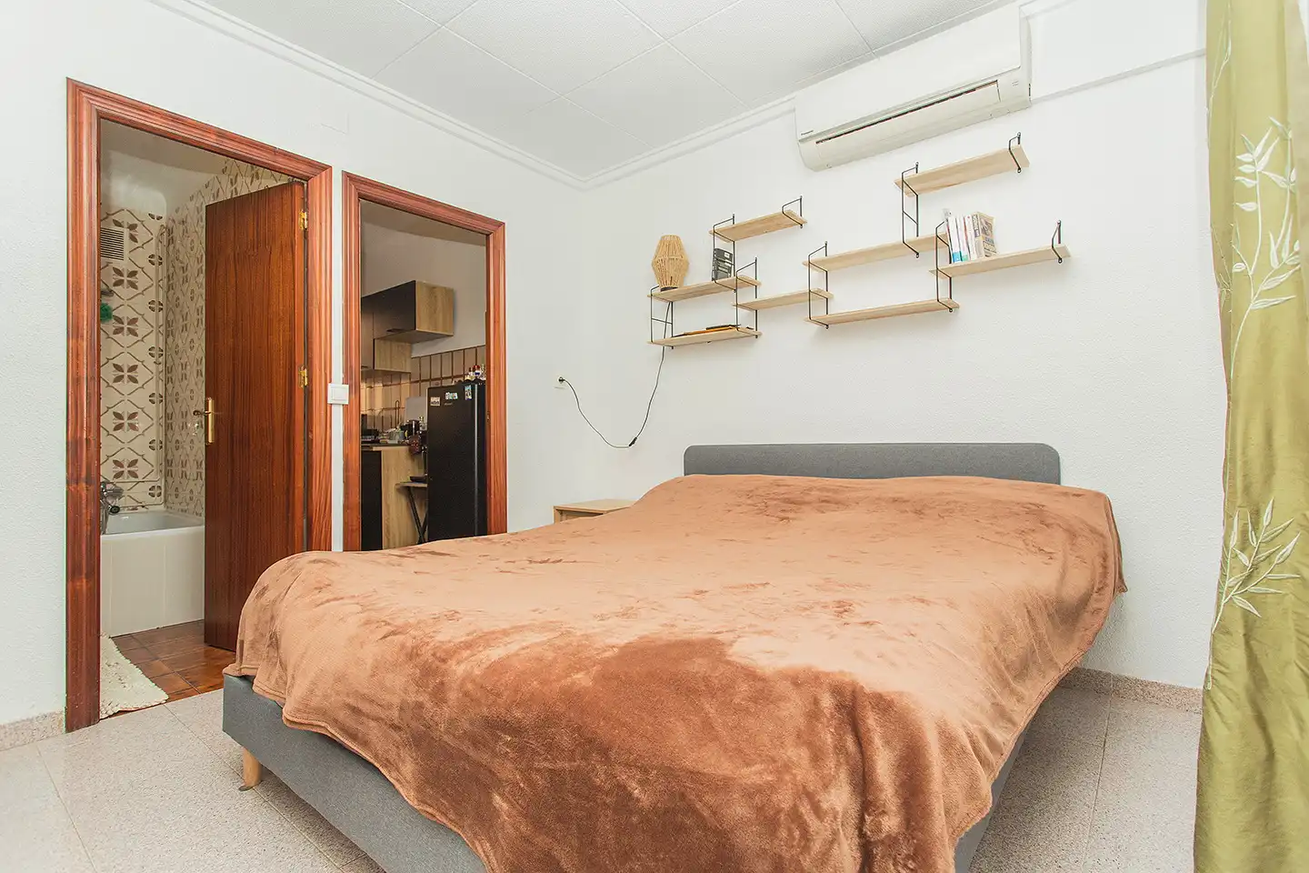Habitación de Casa adosada en venta en Torrevieja con Aire acondicionado, Amueblado y Horno