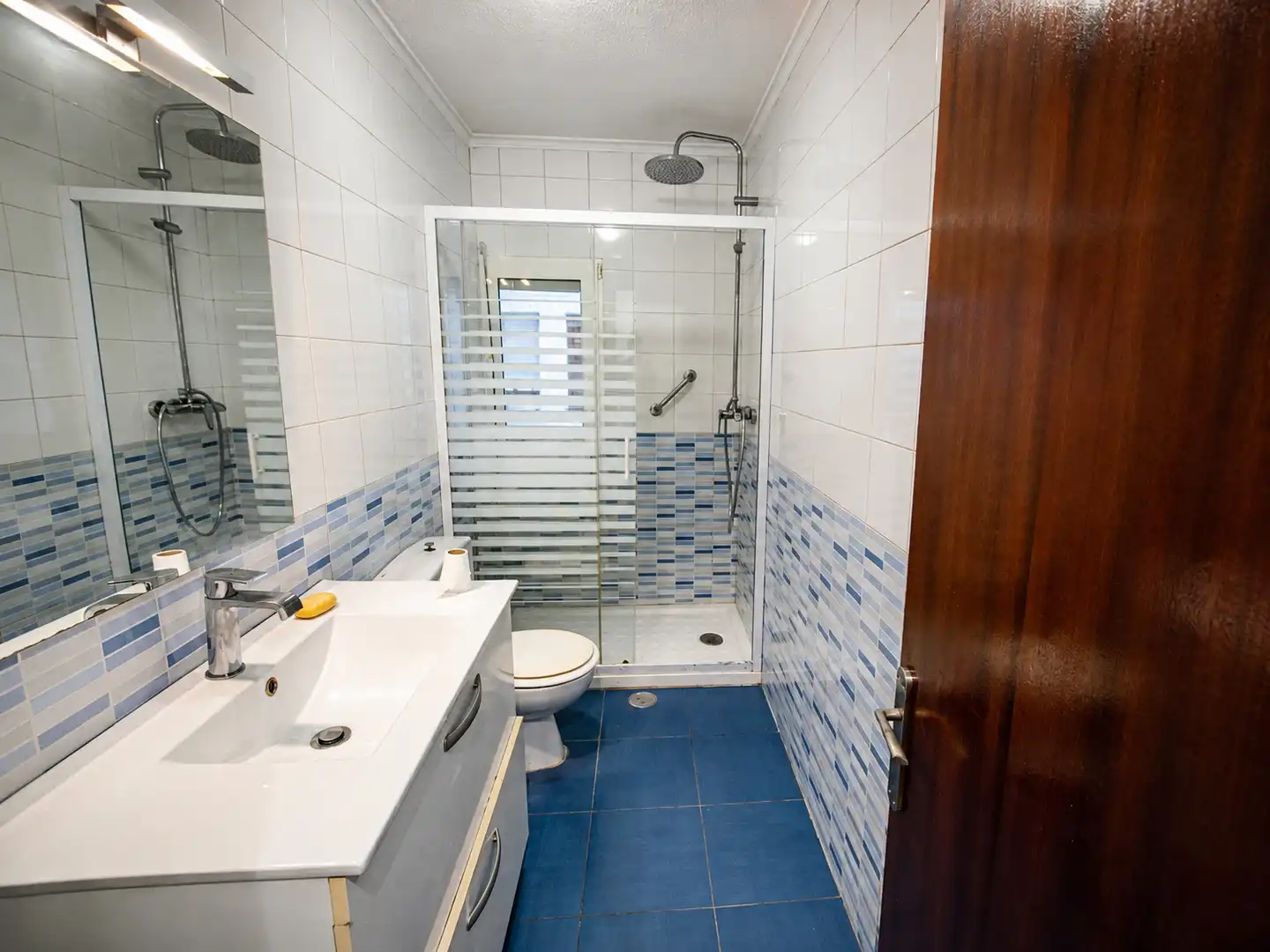 Bathroom of Flat for sale in Avilés  with Heating, Parquet flooring and Washing machine
