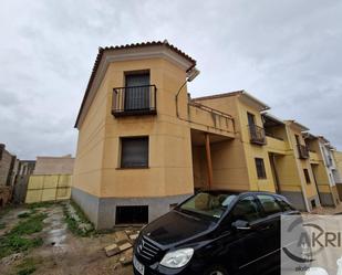 Vista exterior de Casa adosada en venda en Los Yébenes amb Calefacció i Terrassa