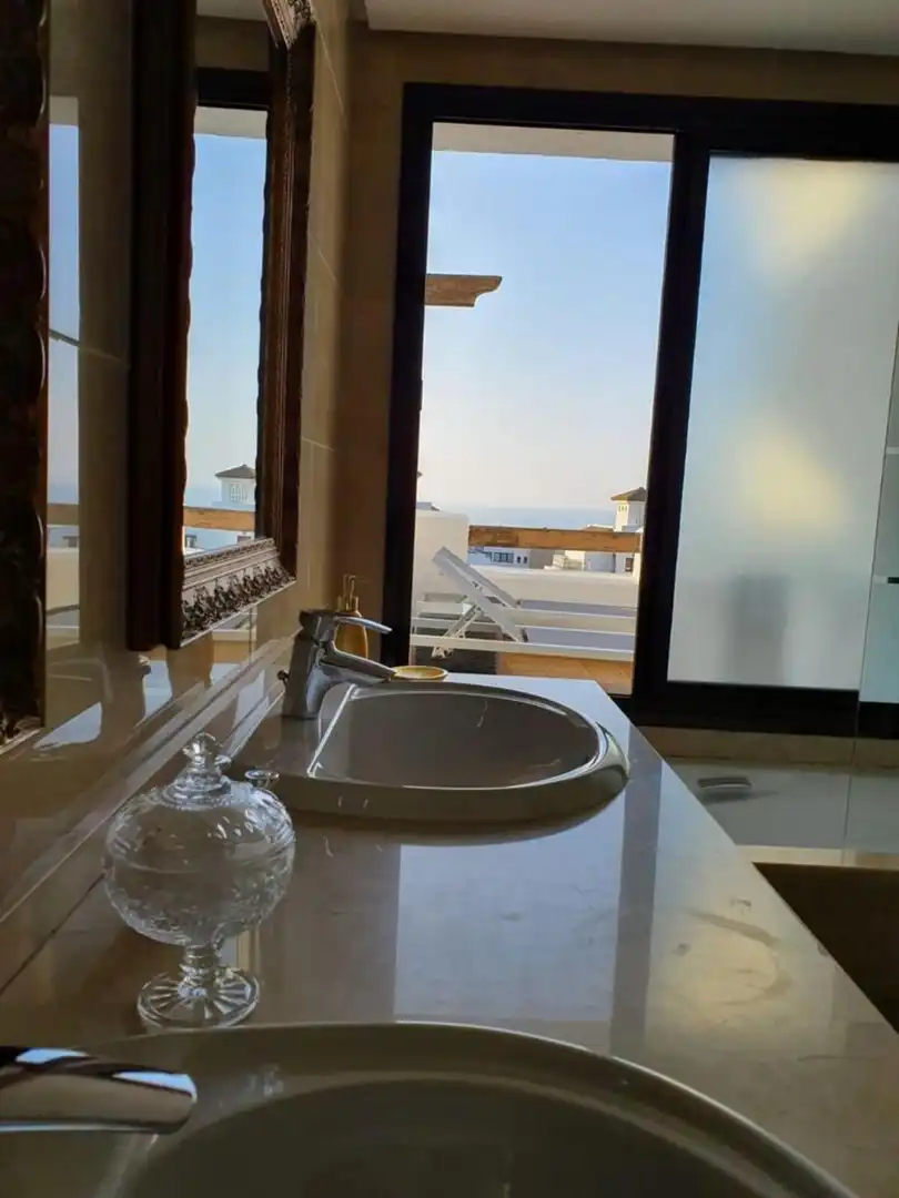Bany de Casa adosada de lloguer en La Alcaidesa amb Jardí privat, Terrassa i Jacuzzi