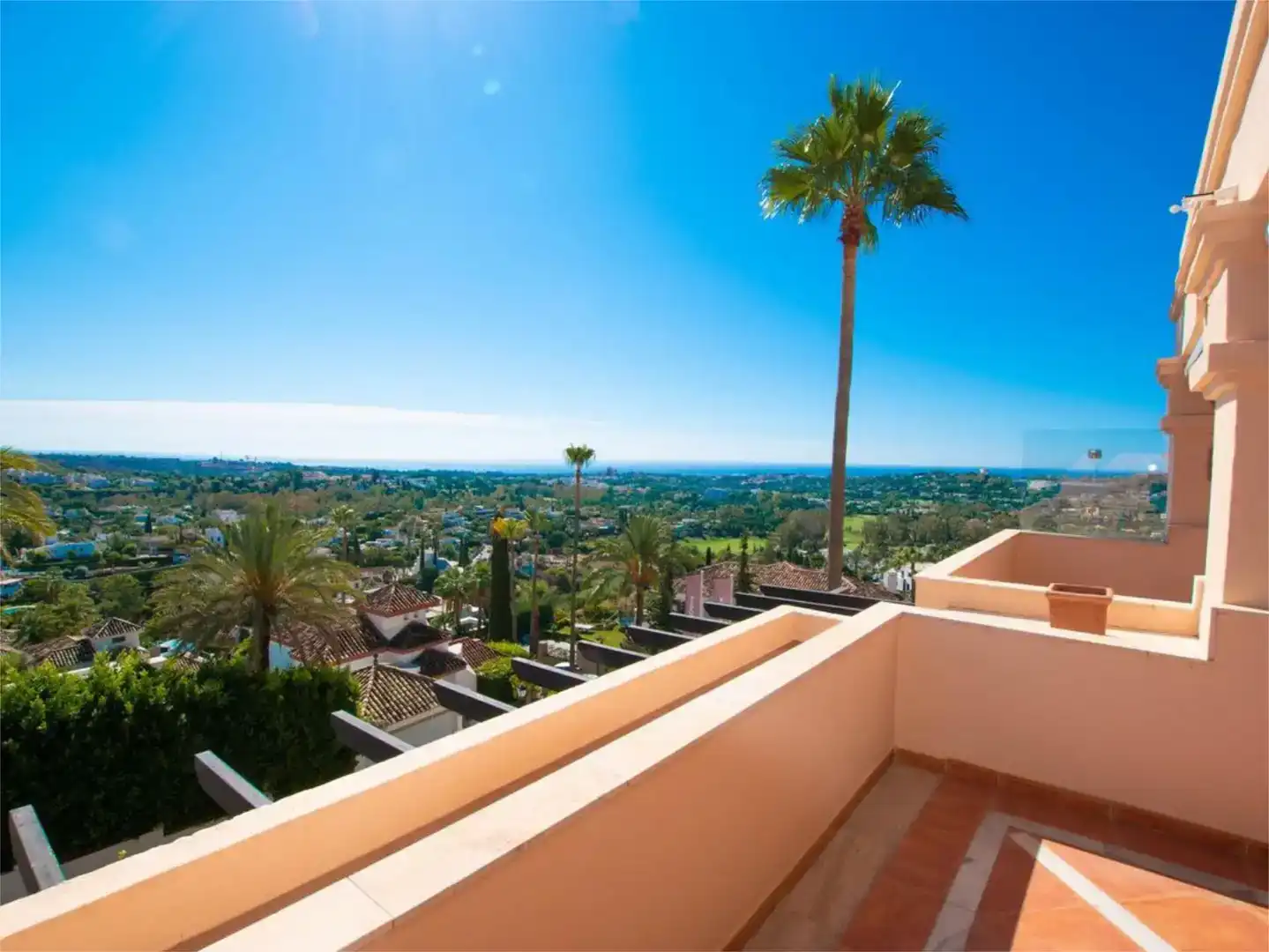 Vista exterior de Ático en venta en Marbella con Aire acondicionado, Jardín privado y Parquet