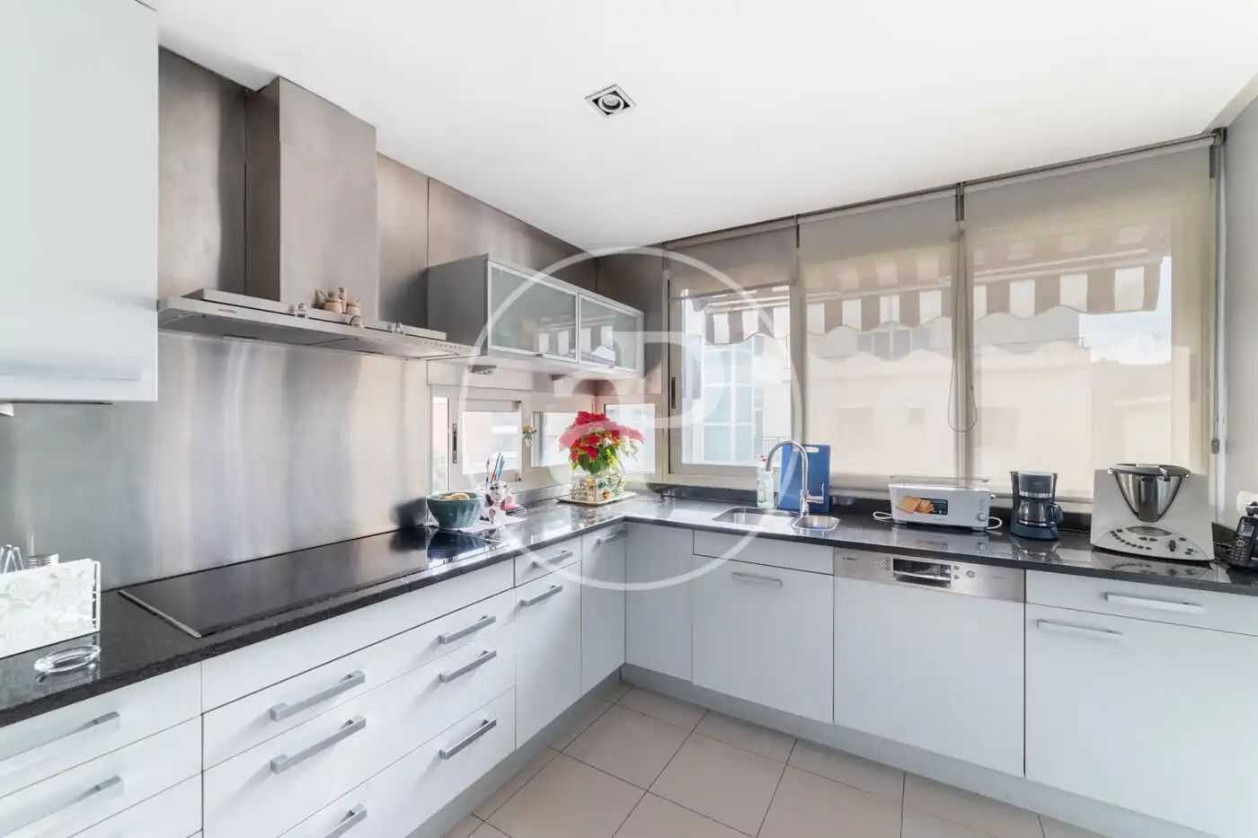 Cocina de Dúplex en venta en Madrid con Aire acondicionado, Calefacción y Jardín privado