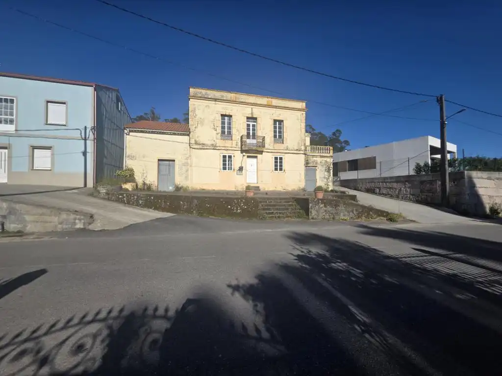 Vista exterior de Casa o xalet en venda en Boiro amb Jardí privat, Terrassa i Traster