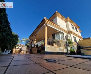 Vista exterior de Casa adosada en venda en Montequinto amb Aire condicionat, Jardí privat i Terrassa