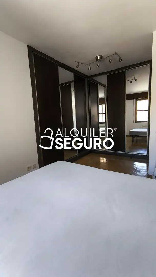 Dormitori de Pis de lloguer en Madrid amb Aire condicionat, Calefacció i Piscina