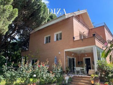 Casa amb balcó en venda a Calle los Manzanos