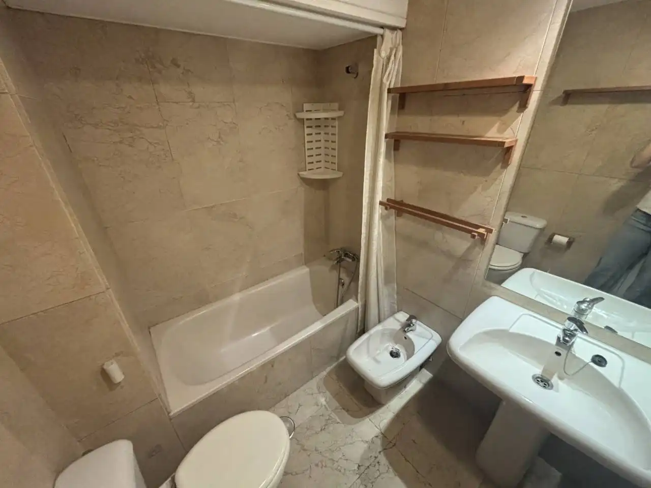 Baño de Piso de alquiler en Madrid con Parquet