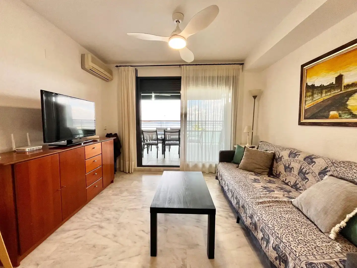 Sala d'estar de Apartament de lloguer en La Manga del Mar Menor amb Aire condicionat, Calefacció i Piscina