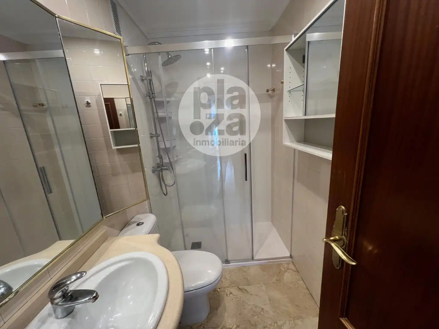 Baño de Piso de alquiler en Burgos con Calefacción, Terraza y Trastero