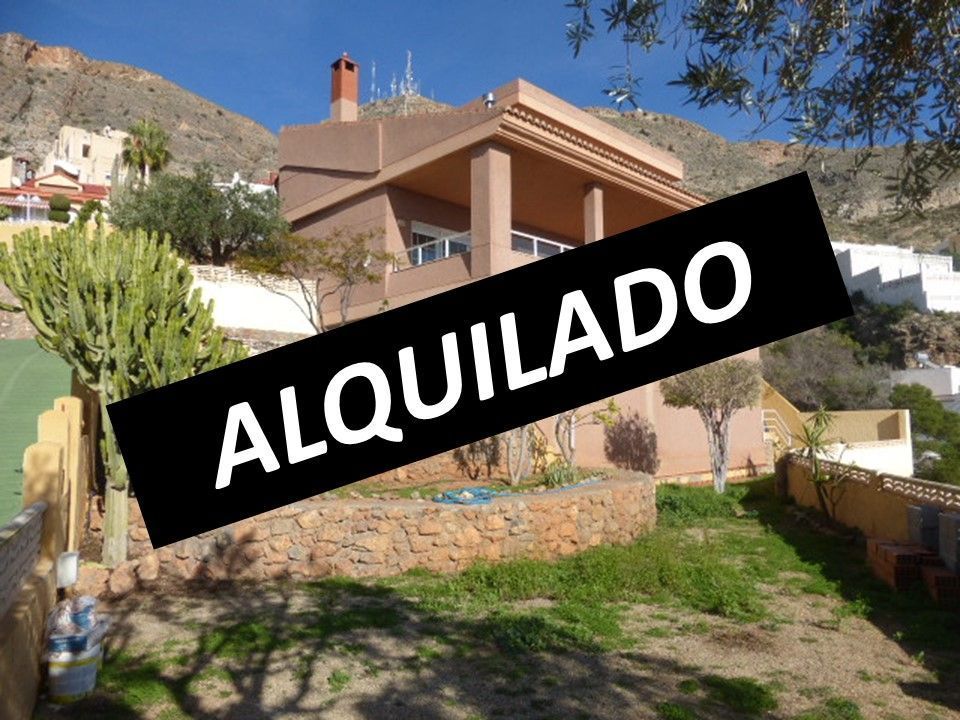 Vista exterior de Casa o xalet de lloguer en Roquetas de Mar amb Aire condicionat, Calefacció i Jardí privat