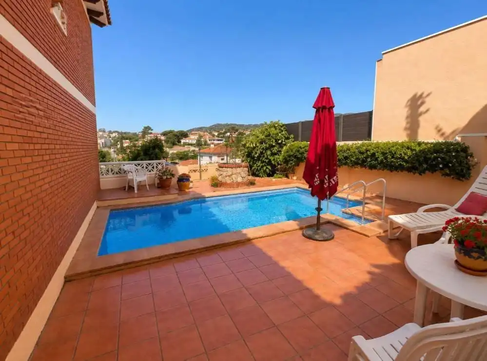 Piscina de Casa o xalet en venda en Alella