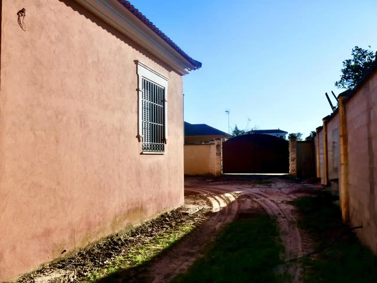 Vista exterior de Casa o xalet en venda en Hinojos amb Jardí privat i Moblat