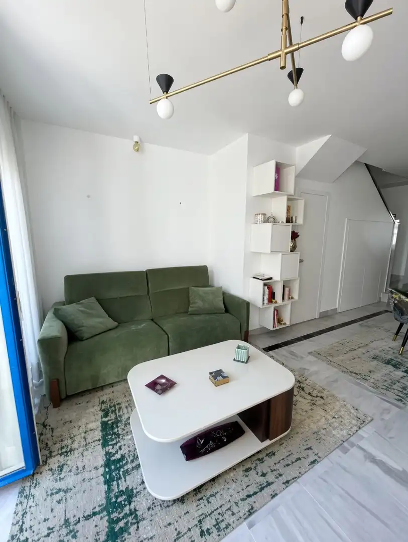 Sala d'estar de Dúplex en venda en Marbella amb Aire condicionat, Terrassa i Traster