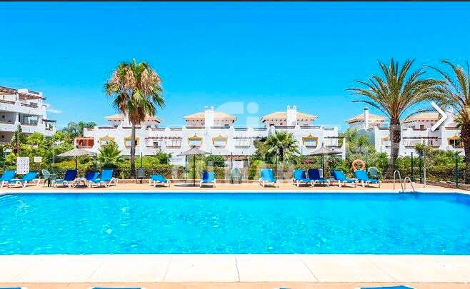Vista exterior de Apartament en venda en Estepona amb Aire condicionat, Terrassa i Traster