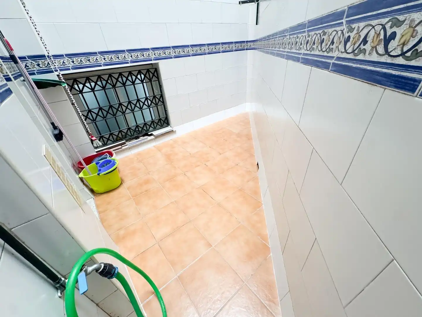 Bany de Planta baixa en venda en Huelva amb Traster i Moblat