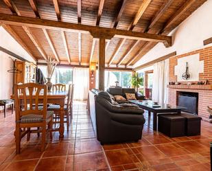 Sala d'estar de Casa o xalet en venda en Tornadizos de Ávila amb Piscina