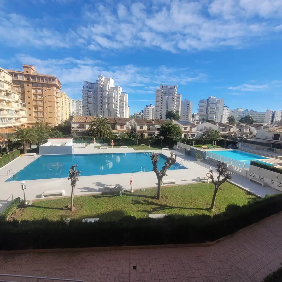 Piscina de Apartament de lloguer en Gandia amb Aire condicionat, Terrassa i Moblat