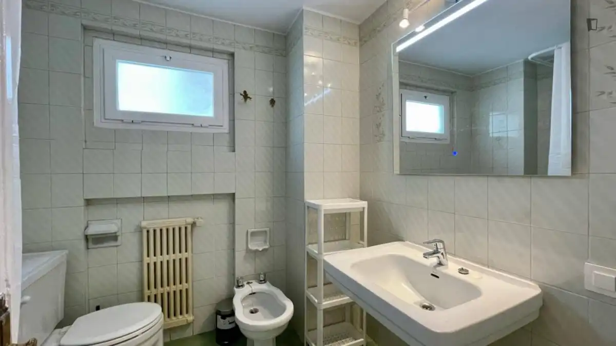 Badezimmer von Wohnungen zur untervermieten in Madrid mit Möbliert, Ofen und Waschmaschine
