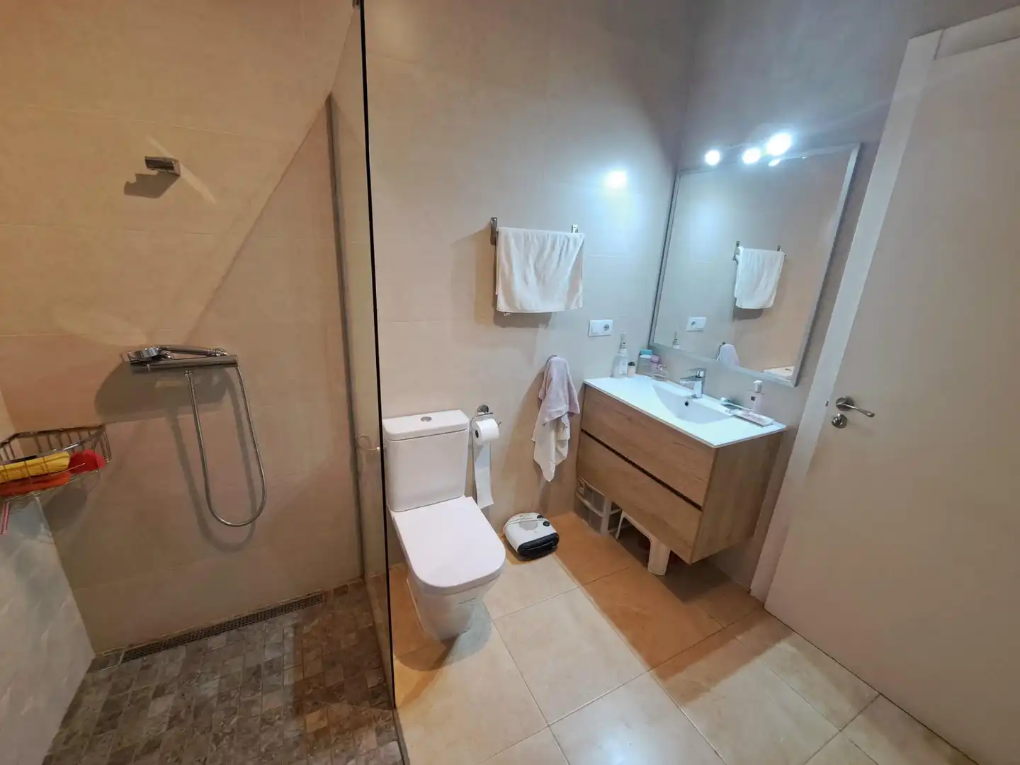 Badezimmer von Erdgeschoss zum Verkauf in Mataró mit Klimaanlage, Heizung und Ofen