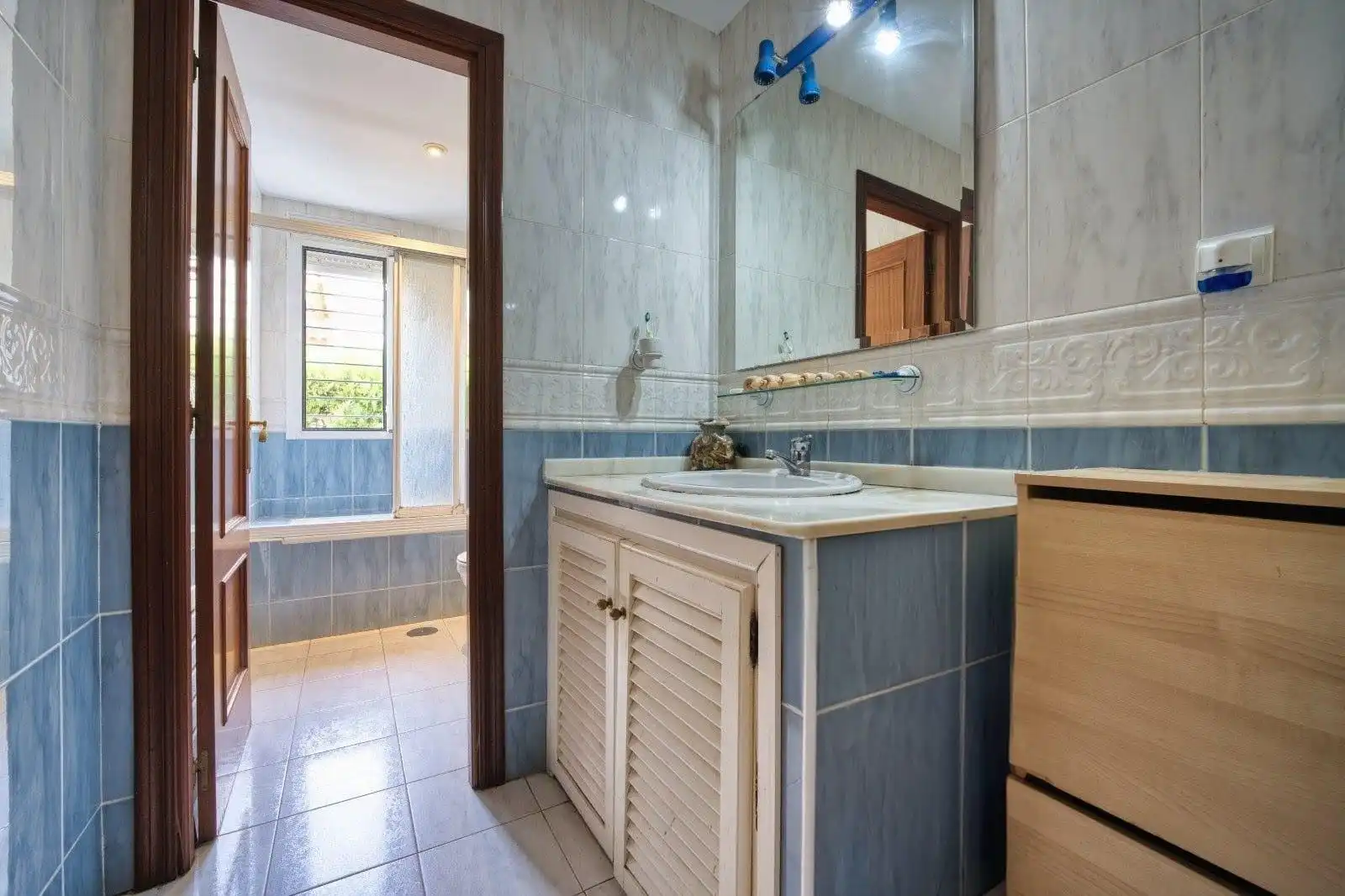 Bany de Casa o xalet en venda en Espartinas amb Jardí privat, Terrassa i Traster