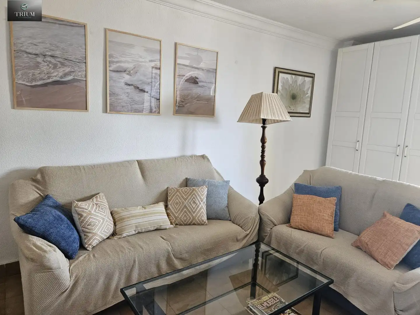 Sala d'estar de Apartament de lloguer en Salobreña amb Aire condicionat, Moblat i Balcó