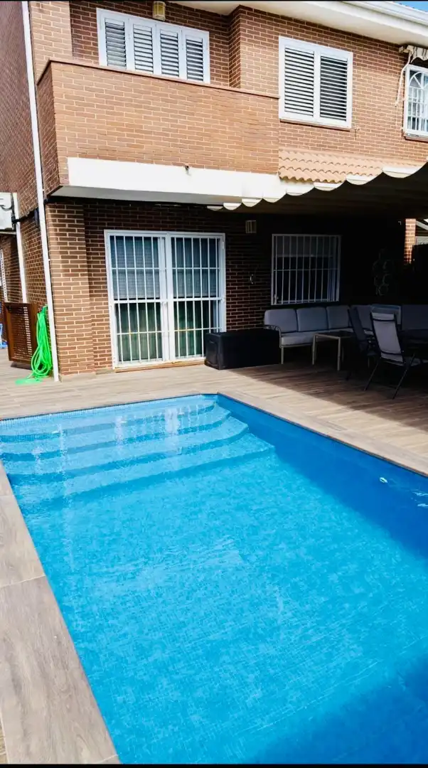 Piscina de Casa adosada en venta en Parla con Aire acondicionado, Calefacción y Jardín privado