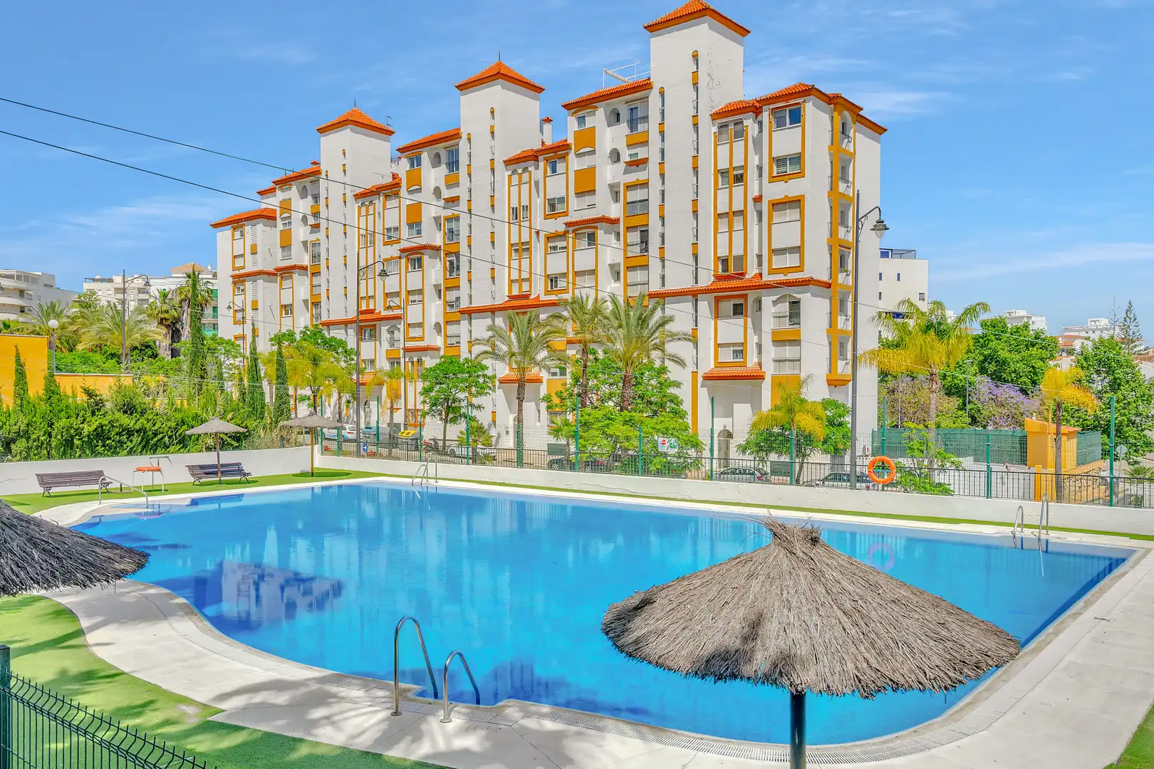 Vista exterior de Àtic en venda en Estepona amb Terrassa, Piscina i Piscina comunitària