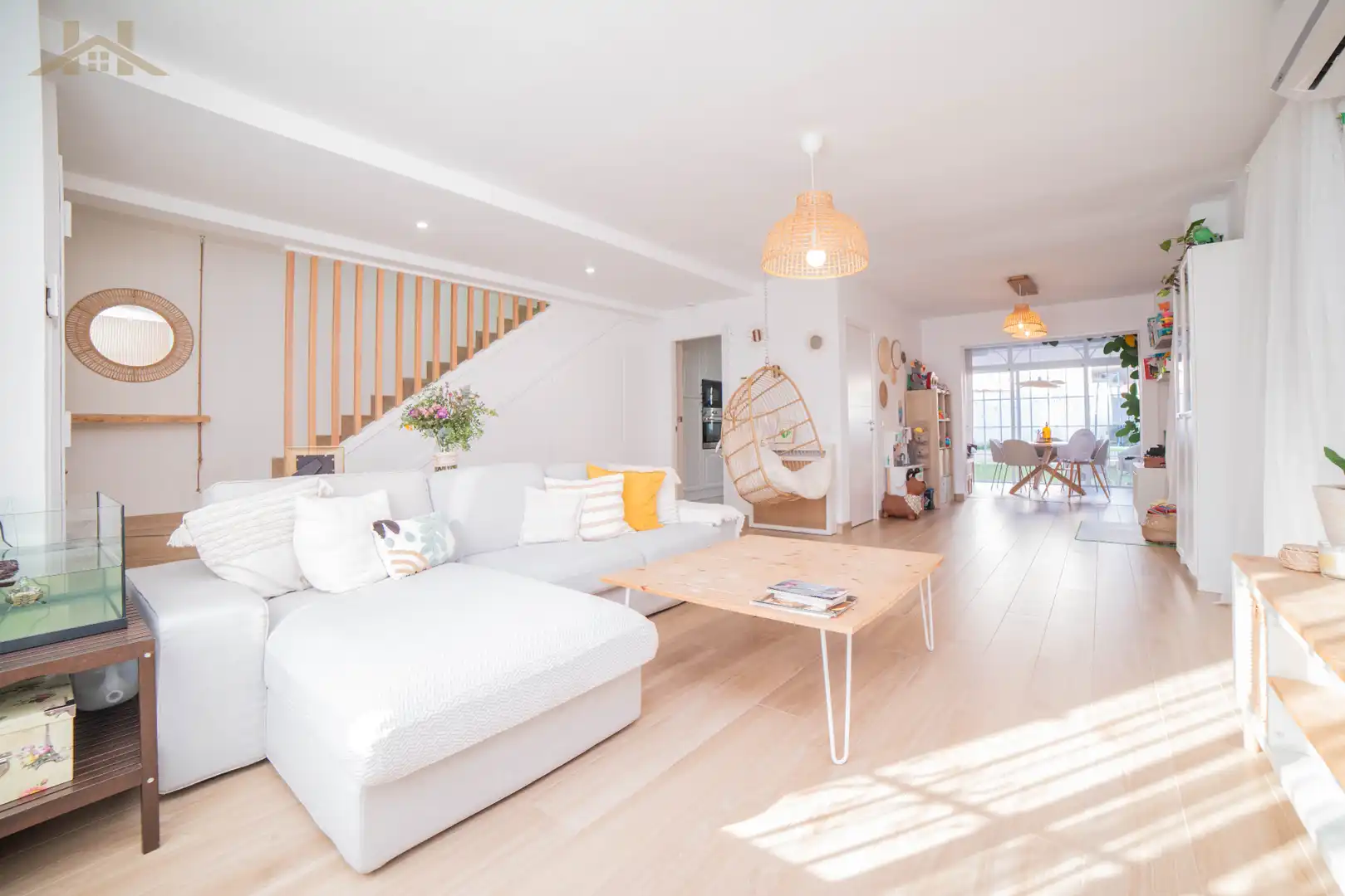 Sala d'estar de Casa adosada en venda en Brunete amb Aire condicionat, Jardí privat i Terrassa