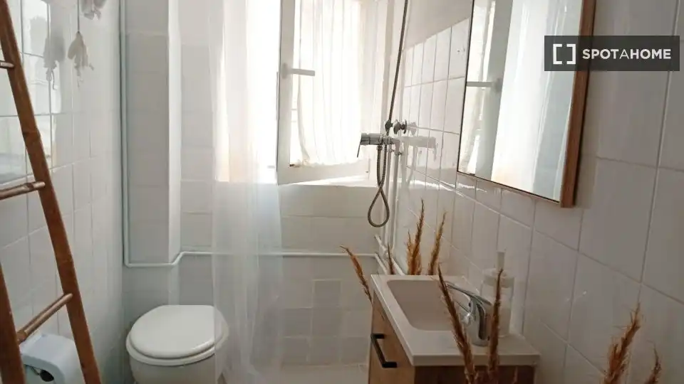 Badezimmer von Wohnung zur untervermieten in Almería mit Klimaanlage, Heizung und Möbliert
