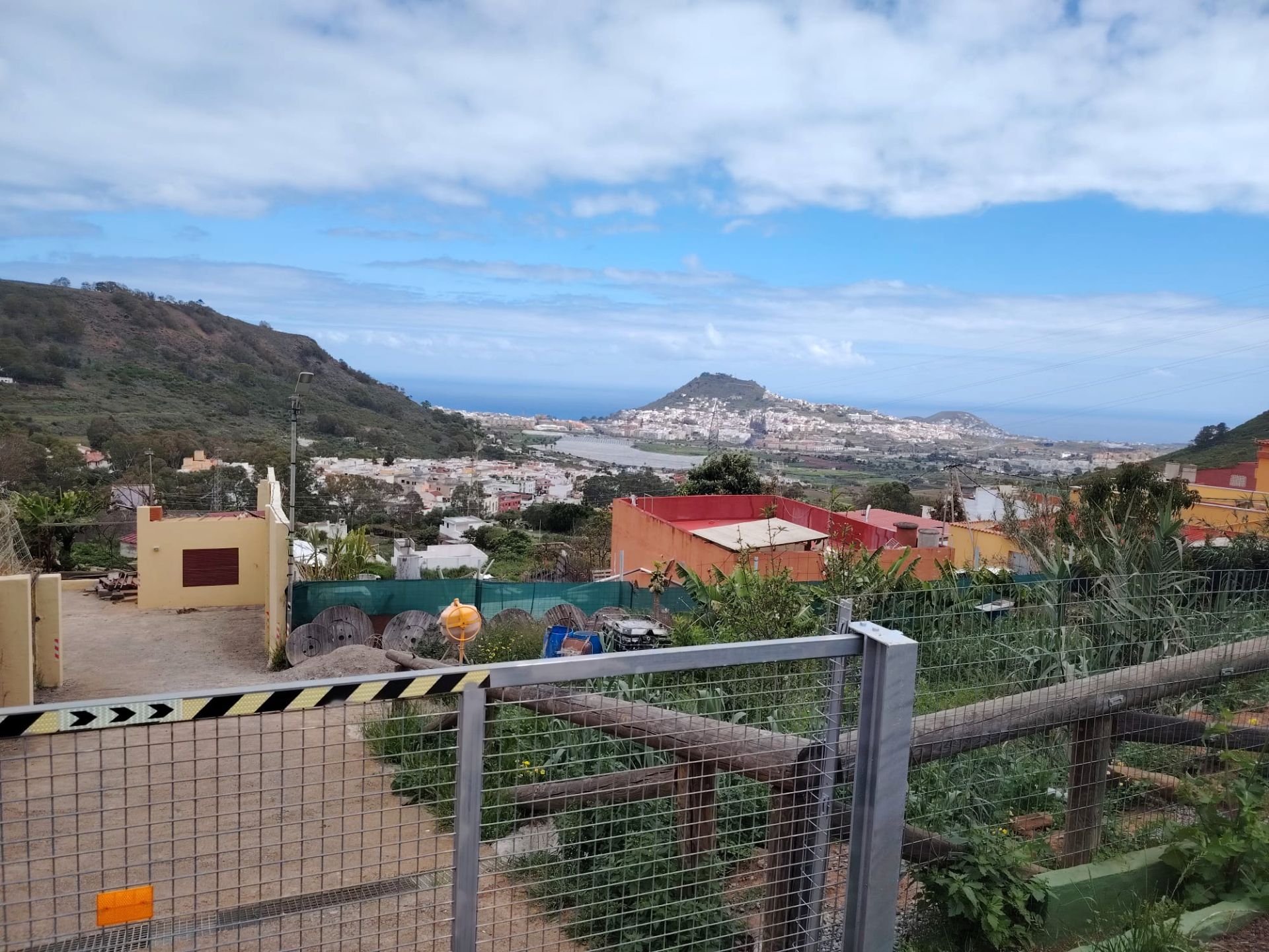 Vista exterior de Casa o xalet en venda en Arucas amb Jardí privat, Terrassa i Moblat