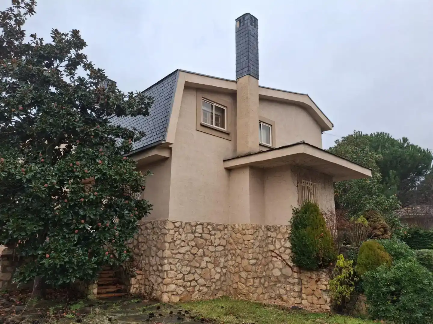 Vista exterior de Casa o xalet en venda en Palazuelos de Eresma amb Aire condicionat, Piscina i Balcó