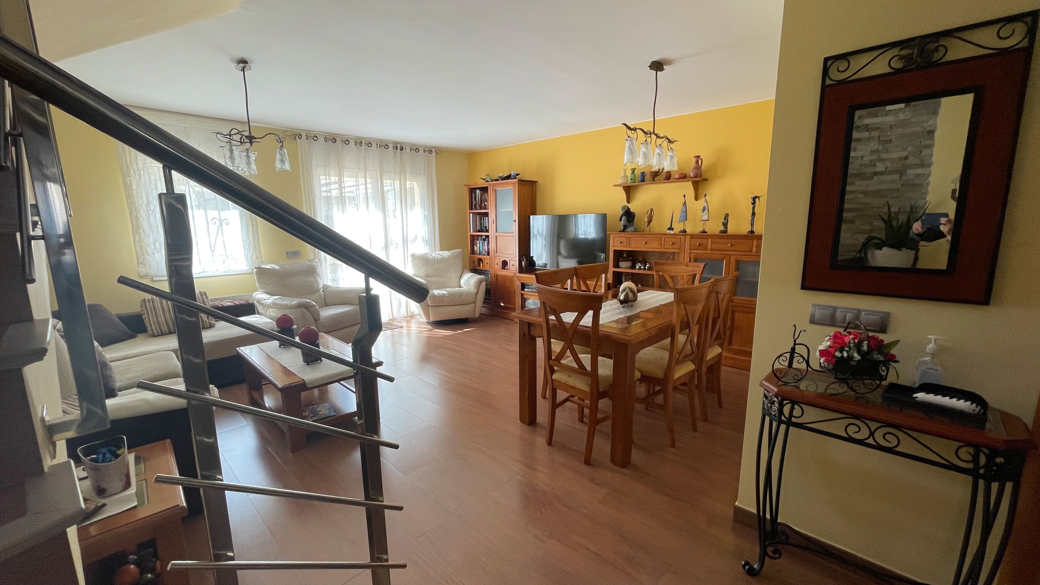 Sala d'estar de Casa adosada en venda en Roses amb Aire condicionat, Jardí privat i Terrassa