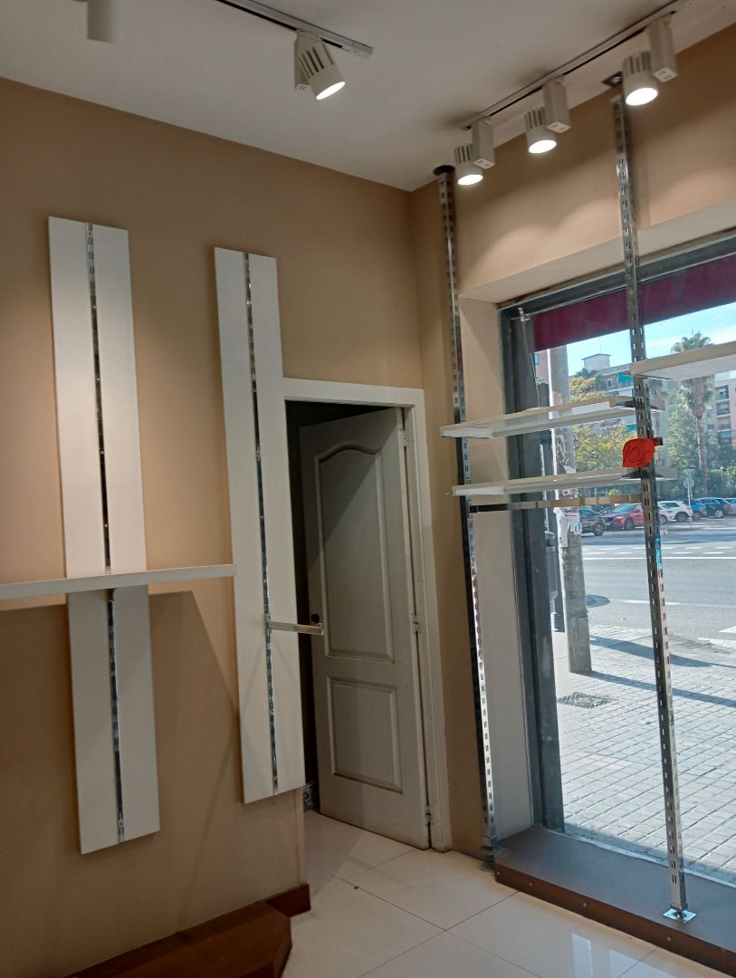 Premises to rent in  Valencia Capital  with Air Conditioner