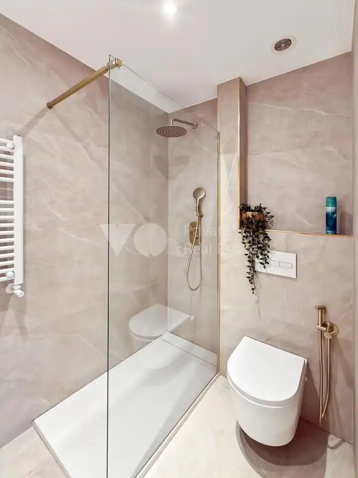 Badezimmer von Erdgeschoss zum Verkauf in Boadilla del Monte mit Klimaanlage, Heizung und Privatgarten